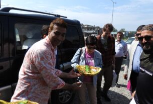 Visionary Dr. Bilal Ahmad Bhat Welcomes Czech Republic Delegation to Kashmir's Saffron Fields