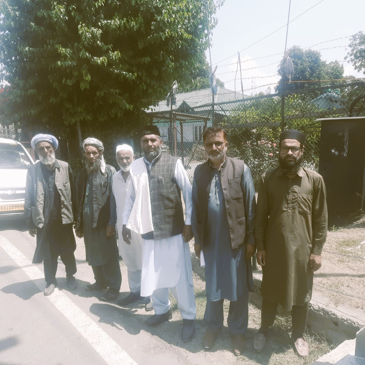 Choudry Farooq Ahmad Bajad of Dabastan E-India Gujjar and Bakerwal Foundation Meets South Kashmir DIG Javid Ahmad Matoo