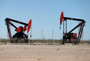 Oil Prices Dip as U.S. Puts Iran Decision on Hold: Markets React to Uncertainty