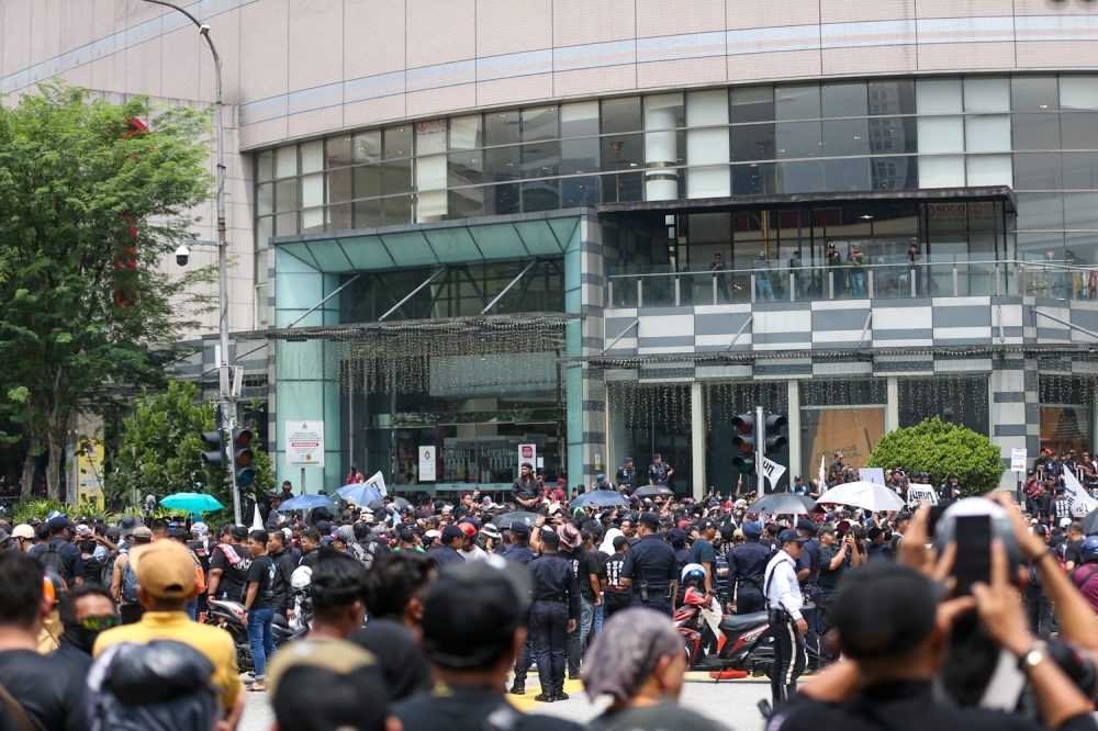 Massive Rally at Jalan Dang Wangi Brings Traffic to a Halt as Calls Grow Louder for PM Anwar to Step Down