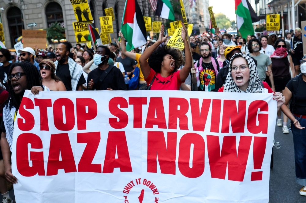 Tens of Thousands in Tel Aviv Plead for Peace Urge Netanyahu to Stop Escalation in Gaza