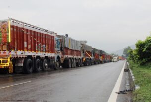 Kashmir's Apple Industry at Breaking Point: Fruit Growers Urge Authorities to End Mughal Road Delays