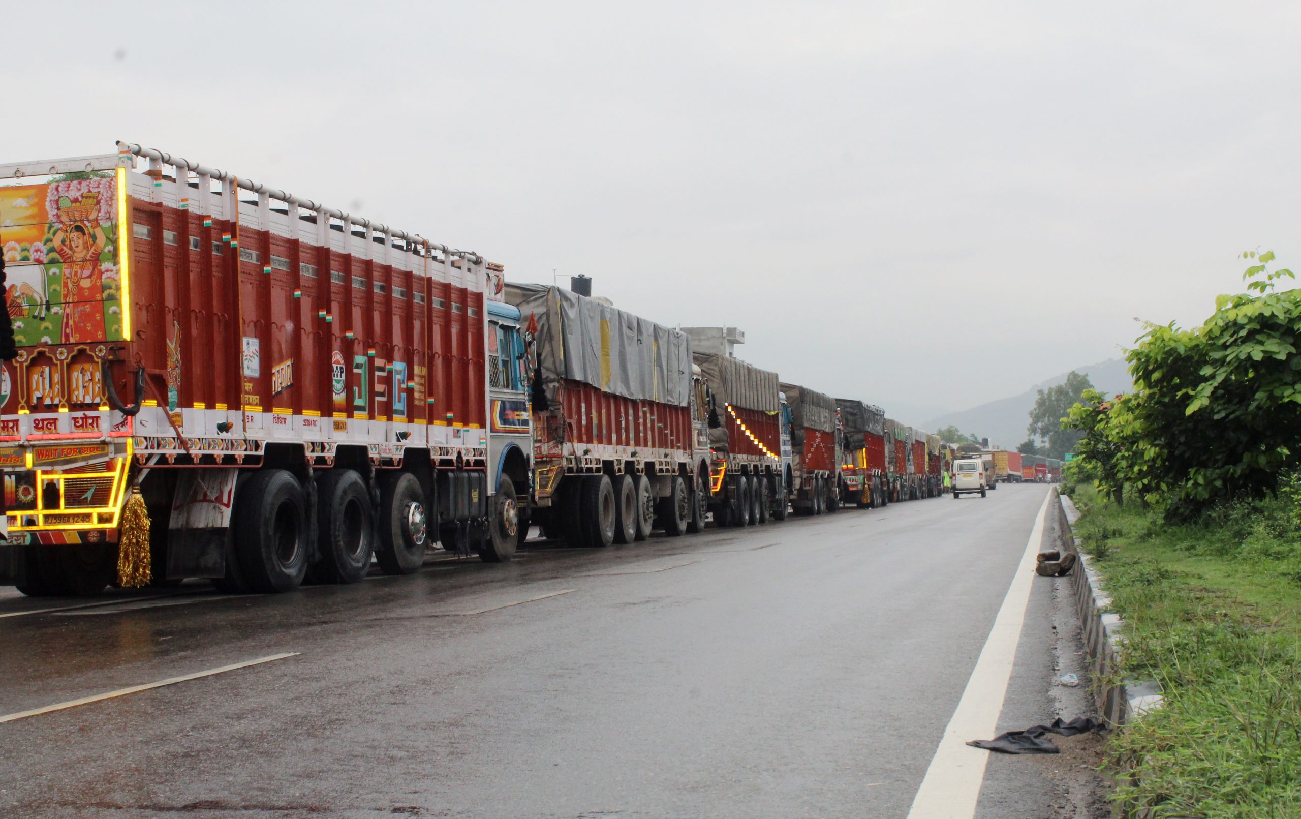 Kashmir's Apple Industry at Breaking Point: Fruit Growers Urge Authorities to End Mughal Road Delays