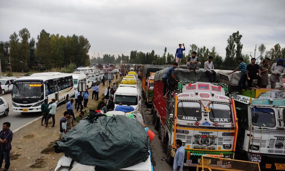 Highway Blockage Halts Business: Sopore Fruit Mandi Announces Two-Day Shutdown