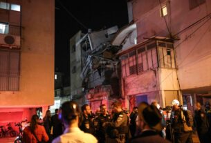 Iran launches new wave of missiles as Trump signals progress in war negotiations