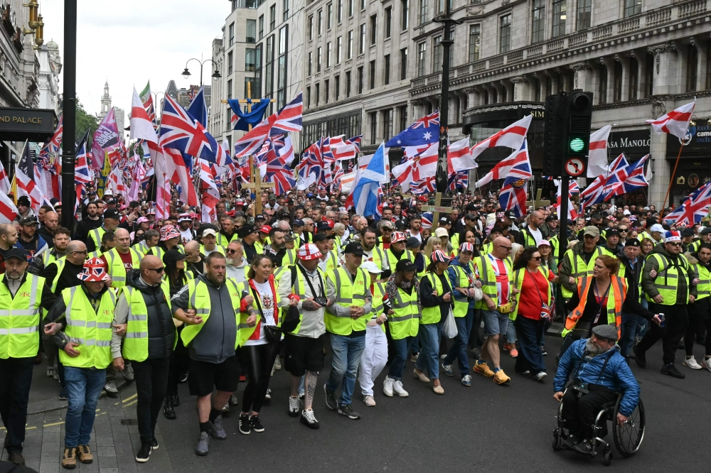 ‘Make England Great Again’ Rally Brings Massive Crowds to London Amid Counter-Protests and Heavy Police Presence