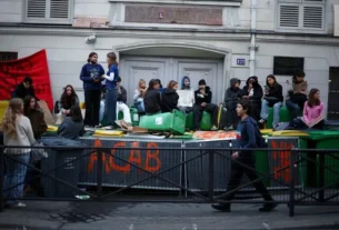 French school blockades persist after PM's unspecified promises