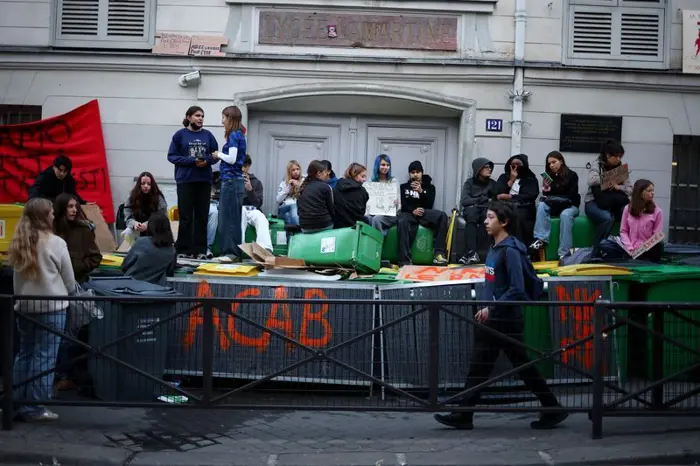 French school blockades persist after PM's unspecified promises