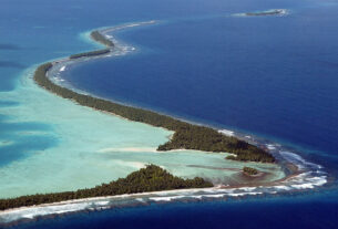 Leaders visit Pacific atoll at frontline of climate change